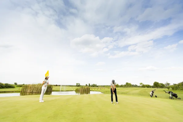 Пара на поле для гольфа — стоковое фото