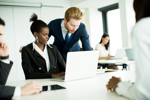 Personas que trabajan en la oficina — Foto de Stock