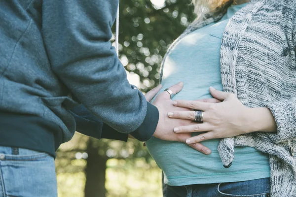 Junges schwangeres Paar — Stockfoto