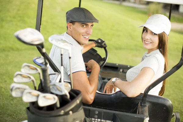 Couple en voiturette de golf — Photo