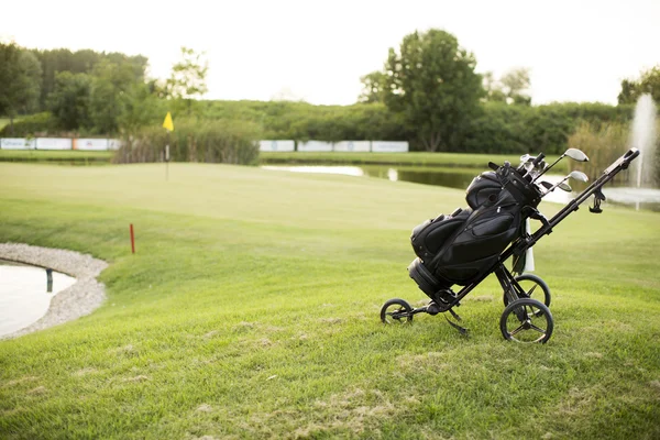 Sahasında golf ekipmanları — Stok fotoğraf