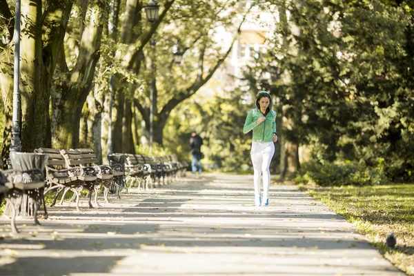 Kvinna som springer i parken — Stockfoto