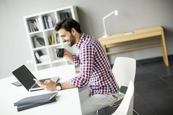 Jongeman op kantoor — Stockfoto