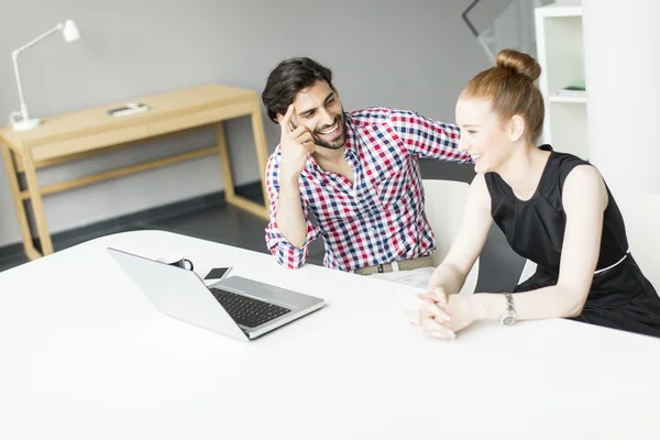 Junge Leute im Büro — Stockfoto