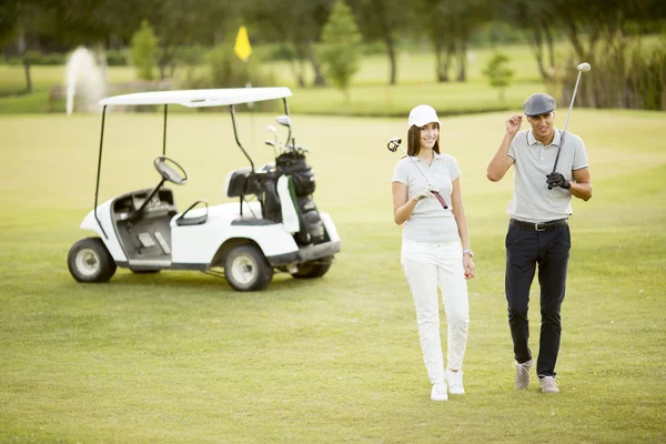 Pareja en carrito de golf — Foto de Stock