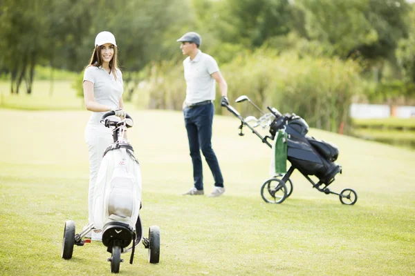 Casal no campo de golfe — Fotografia de Stock