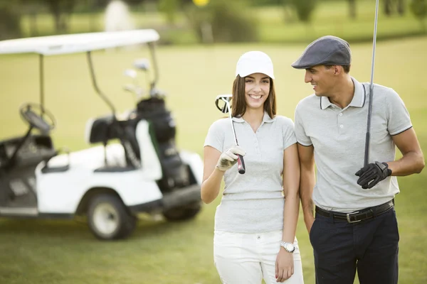 Couple en voiturette de golf — Photo