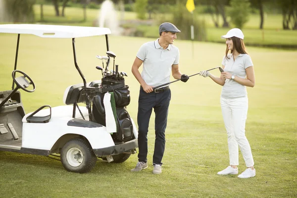 Couple en voiturette de golf — Photo