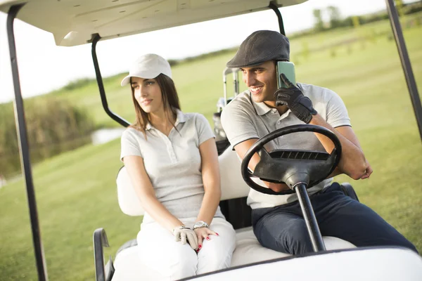 Couple en voiturette de golf — Photo