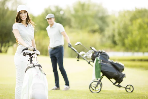 Pareja en campo de golf — Foto de Stock