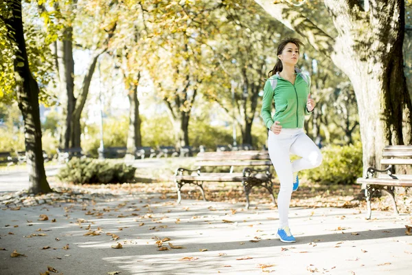 Donna che corre nel parco — Foto Stock