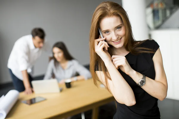 Junge Leute im Büro — Stockfoto