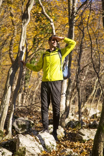 Genç adam Hiking — Stok fotoğraf