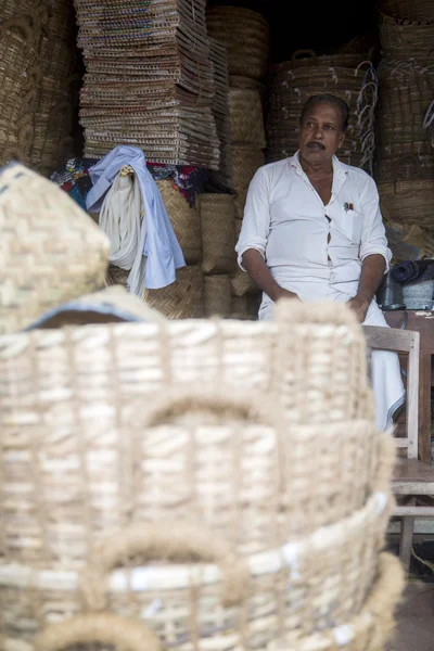 Bamboe mand fabrikant in Varkala, India — Stockfoto