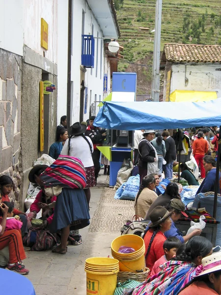 Pessoas não identificadas no mercado em Pisac — Fotografia de Stock