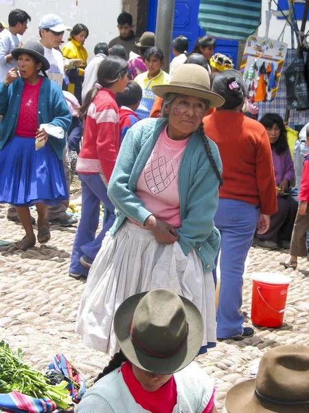 Unidentified people at the market in Pisac — Stock Photo, Image