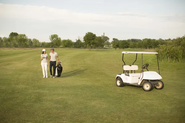 Pareja en carrito de golf — Foto de Stock