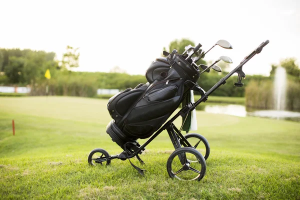 Équipement de golf sur le terrain — Photo