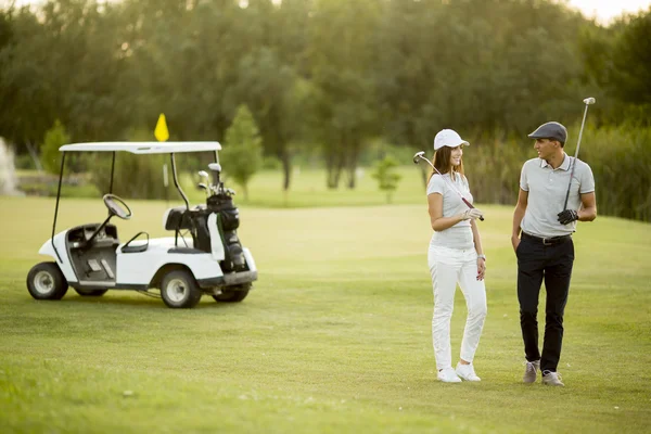 Пара на гольф-каре — стоковое фото