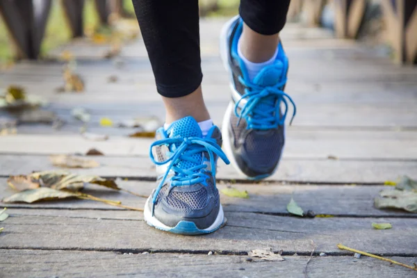 Courir pieds de jeune femme — Photo