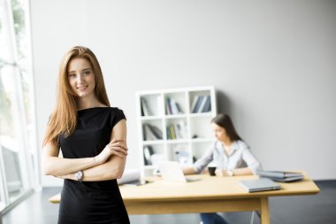 ofiste çalışan genç kadınlar