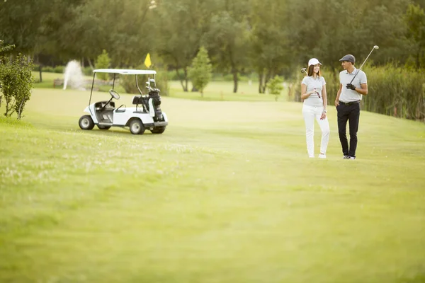 Casal no carrinho de golfe — Fotografia de Stock