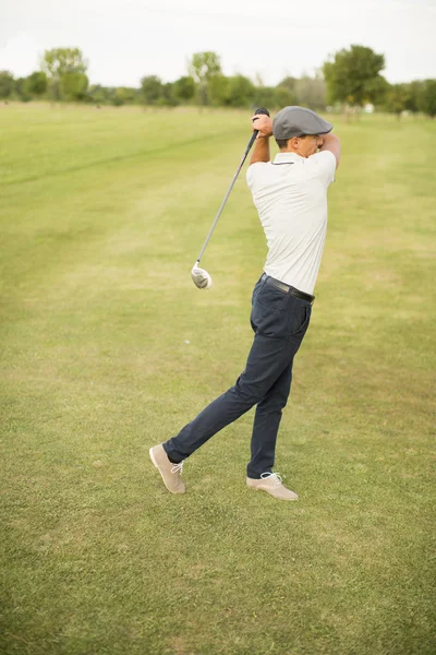 Mann spielt Golf — Stockfoto