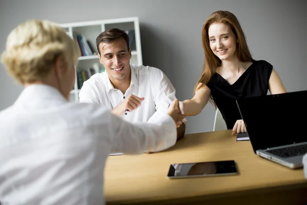 Persone che si stringono la mano — Foto Stock