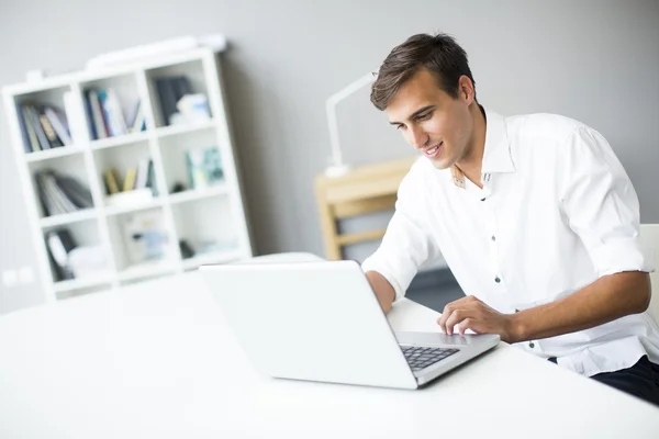 Jeune homme dans le bureau — Photo