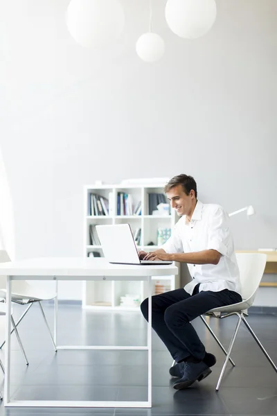 Jeune homme dans le bureau — Photo