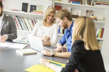 Ofiste çalışanlar.