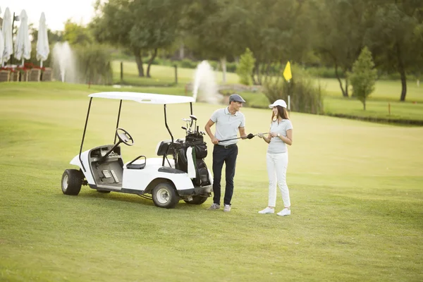 Casal no carrinho de golfe — Fotografia de Stock