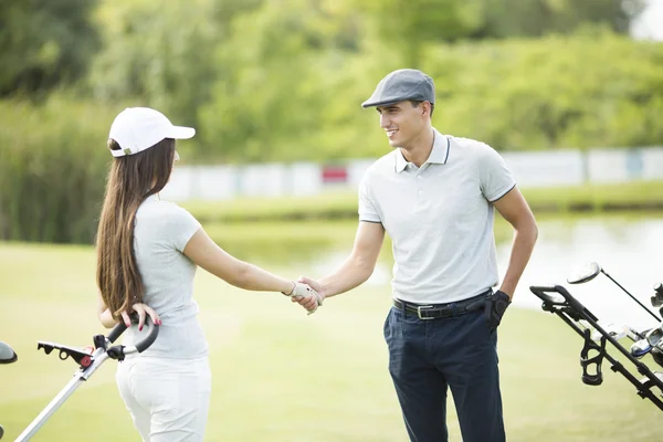 Para na pole golfowe — Zdjęcie stockowe