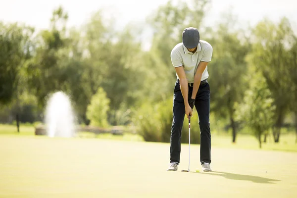 Homem a jogar golfe — Fotografia de Stock