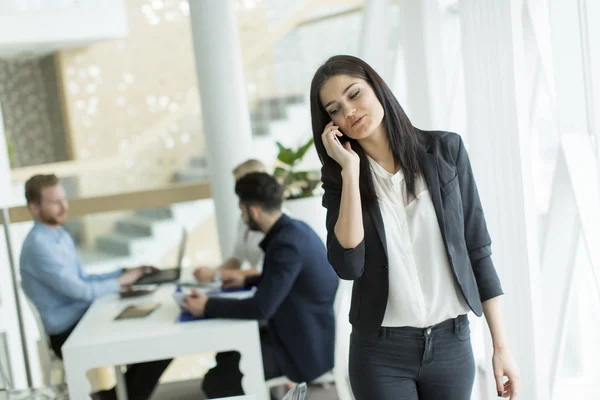 Personnes dans le bureau — Photo