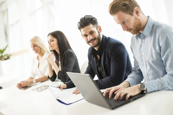 Menschen, die im Büro arbeiten — Stockfoto