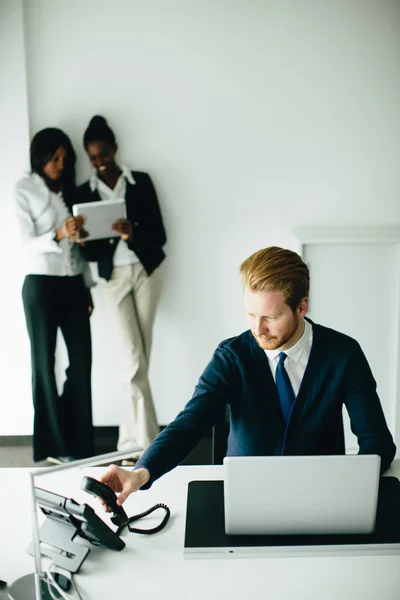 Personnes travaillant dans le bureau — Photo