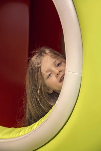 Klein meisje op de speelplaats — Stockfoto