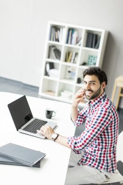 Ofisteki genç adam.