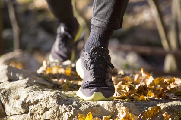 Piedi in esecuzione di giovane donna — Foto Stock