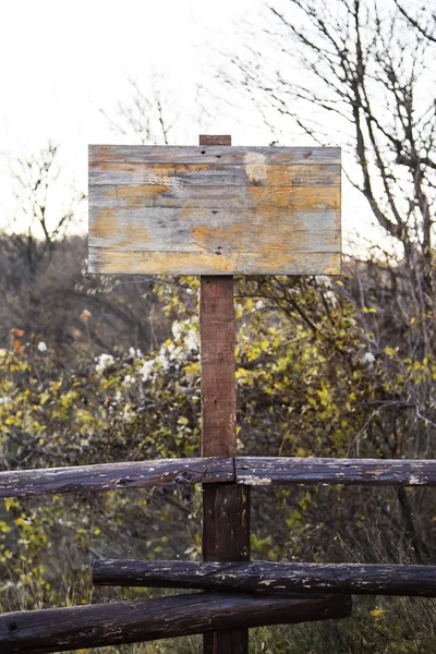 Holztafel im Park — Stockfoto