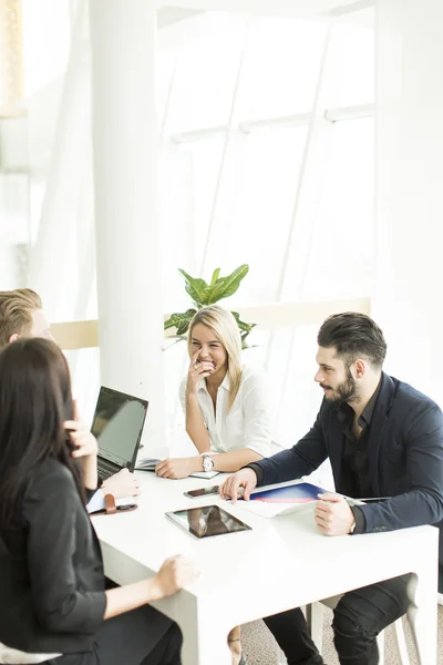 Personer som arbetar på kontoret — Stockfoto