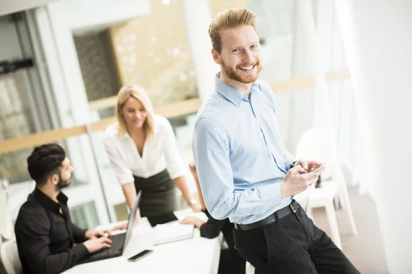 Menschen, die im Büro arbeiten — Stockfoto