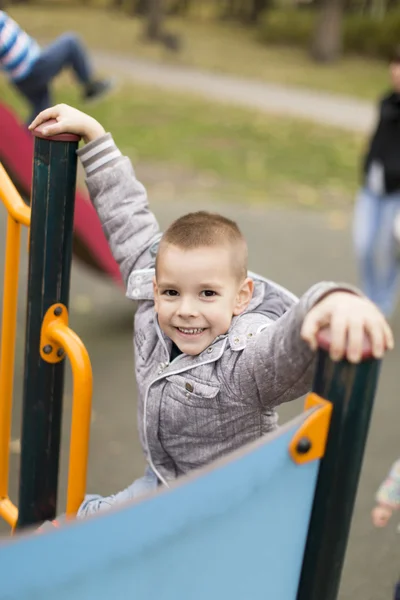 Kleine jongen op speelplaats — Stockfoto