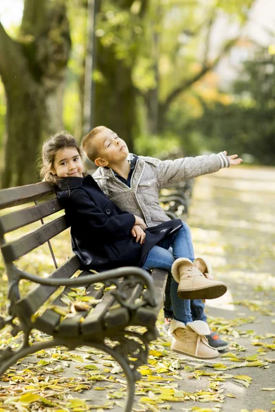 Enfants sur le banc — Photo
