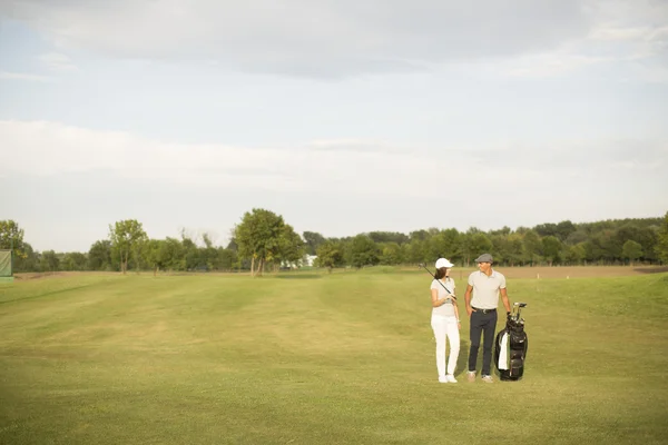 Couple at golf court — Stock Photo, Image