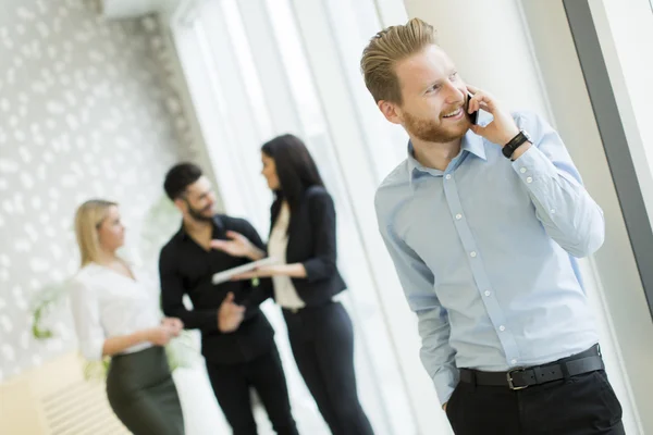 Junge Leute im Büro — Stockfoto