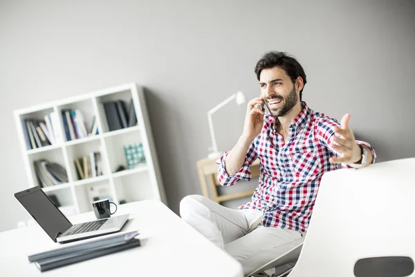 Jongeman op kantoor — Stockfoto