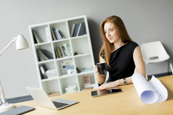 Frau trinkt Kaffee — Stockfoto