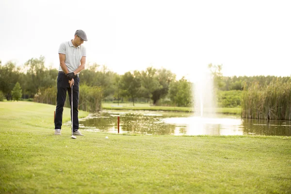 Uomo che gioca a golf — Foto Stock